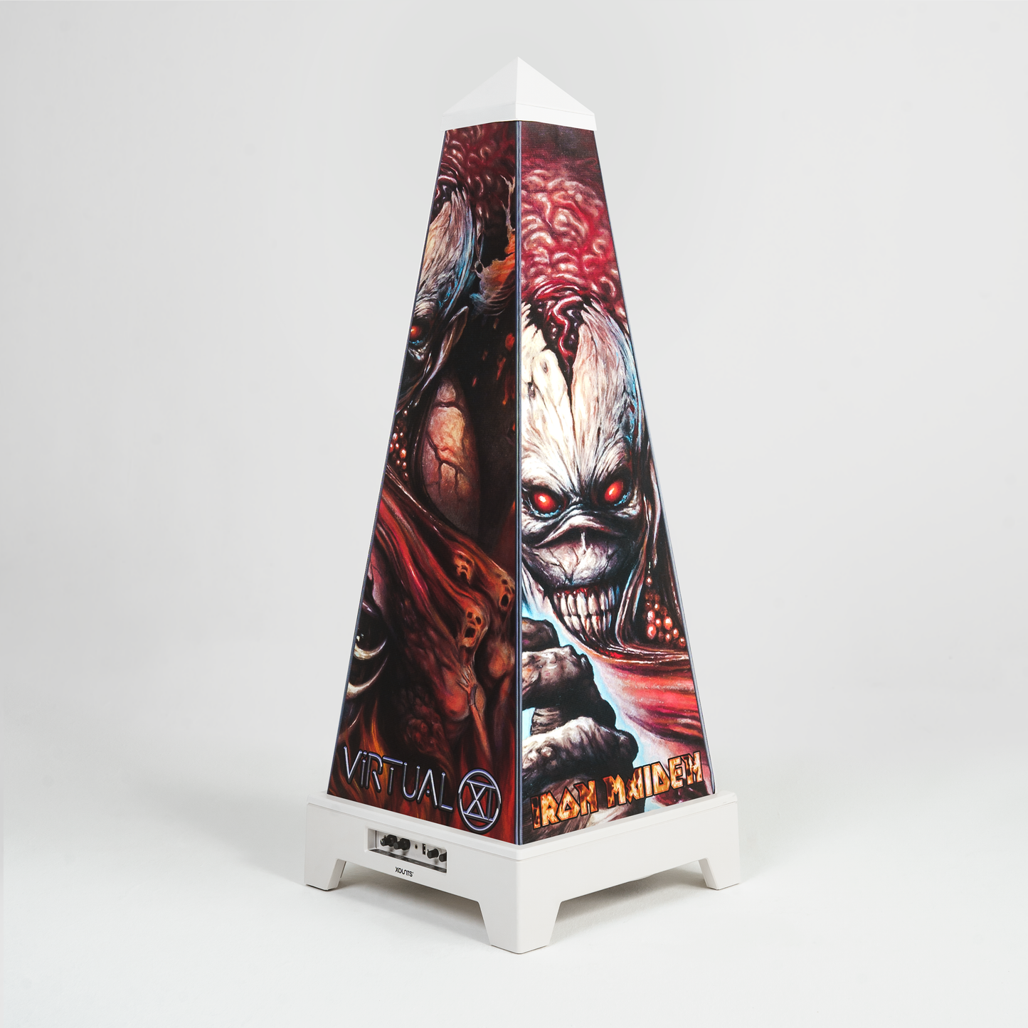 XOUNTS Soundsystem in Weiß mit Iron Maiden Virtual XI Style Cover – ikonisches Eddie-Artwork im Virtual XI Look