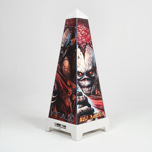 XOUNTS Soundsystem in Weiß mit Iron Maiden Virtual XI Style Cover – ikonisches Eddie-Artwork im Virtual XI Look