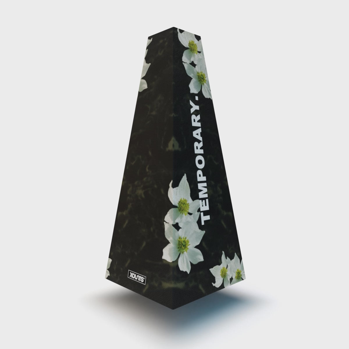XOUNTS Soundsystem mit Style Cover Temporary aus der Abstract Kollektion – moderner Design Lautsprecher mit kontraststarkem Blumenmotiv und Statement-Typografie für ein ausdrucksstarkes Wohnambiente