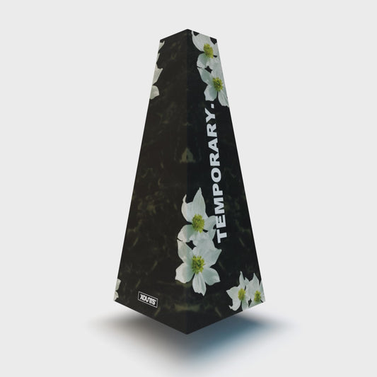 XOUNTS Soundsystem mit Style Cover Temporary aus der Abstract Kollektion – moderner Design Lautsprecher mit kontraststarkem Blumenmotiv und Statement-Typografie für ein ausdrucksstarkes Wohnambiente