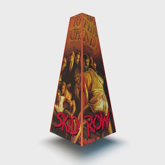 XOUNTS Soundsystem mit Skid Row „Slave to the Grind“ Style Cover – kraftvolles Artwork im Retro-Look mit rebellischer Szene und rotem Skid Row Schriftzug.
