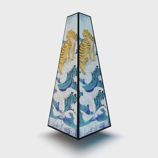 XOUNTS 360-Grad Stereo Soundsystem mit Style Cover Tigerview by Anni Carlsson – kunstvoller Design Lautsprecher mit stilisierten Tigern und Wellenmotiv für ein ausdrucksstarkes, modernes Wohnambiente
