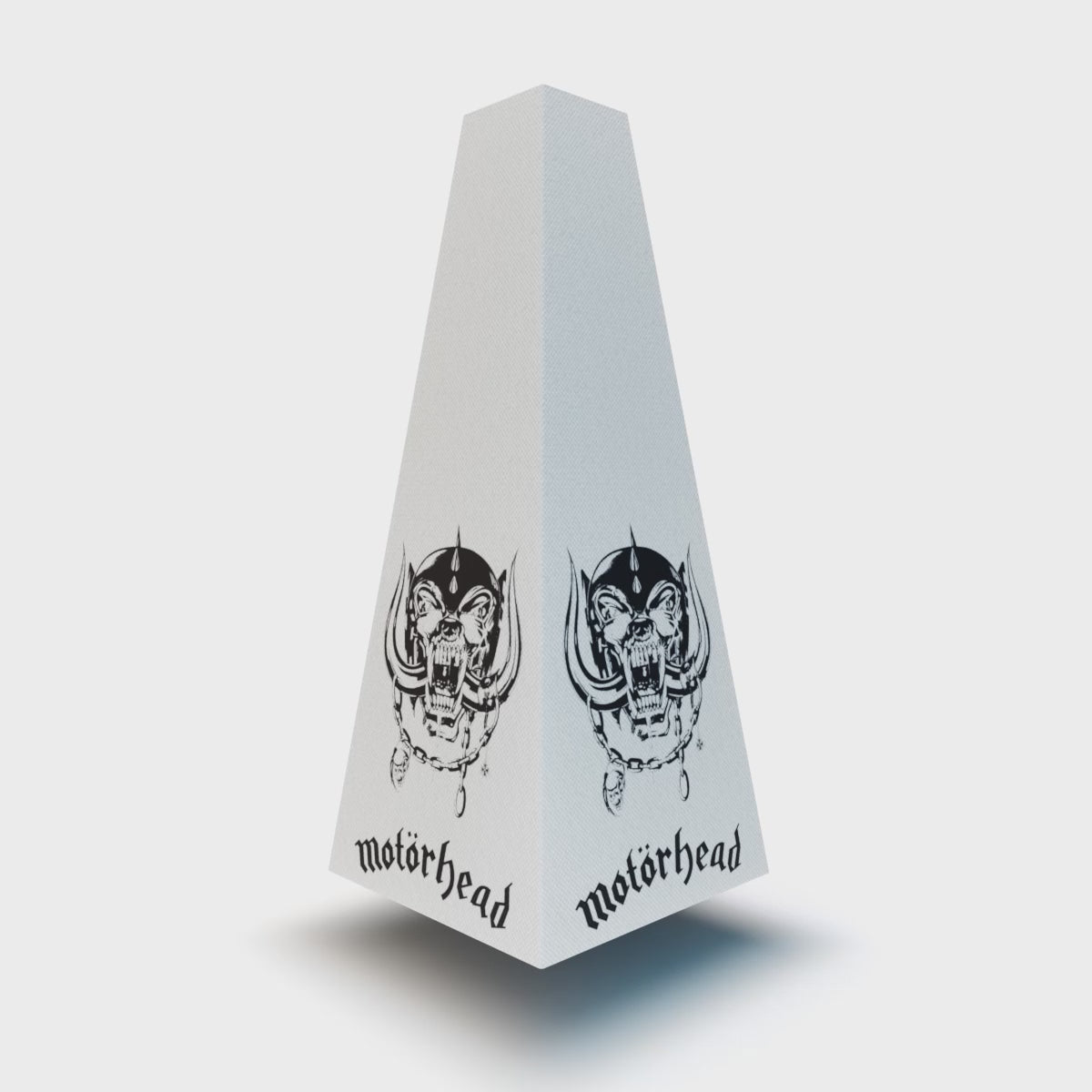 XOUNTS Soundsystem mit Motörhead „Warpig“ Style Cover – minimalistisches Design in Weiß mit dem legendären Snaggletooth-Warpig-Logo und klassischem Motörhead-Schriftzug.