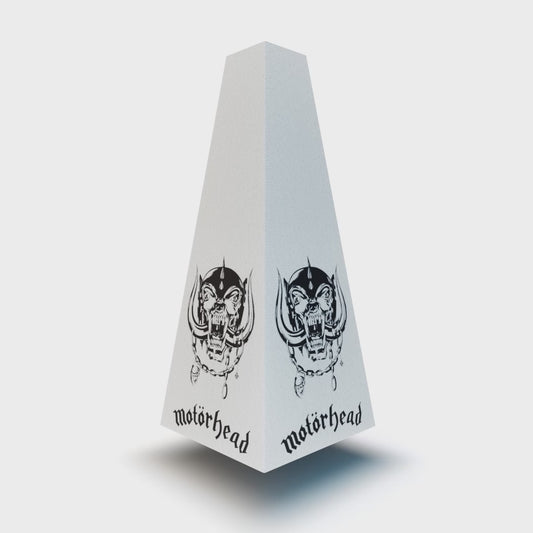 XOUNTS Soundsystem mit Motörhead „Warpig“ Style Cover – minimalistisches Design in Weiß mit dem legendären Snaggletooth-Warpig-Logo und klassischem Motörhead-Schriftzug.