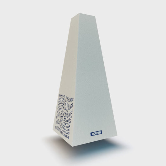 XOUNTS 360-Grad Stereo Soundsystem mit Style Cover Mixed Feelings – moderner Design Lautsprecher in sanften Creme- und Blautönen mit typografischem Spiralmotiv für ein stilvolles, kreatives Wohnambiente