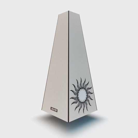XOUNTS 360-Grad Stereo Soundsystem mit Style Cover Sahara Sun aus der Abstract Kollektion – minimalistischer Design Lautsprecher in Sandoptik mit schwarzer Sonnenillustration für ein ruhiges, stilvolles Wohnambiente