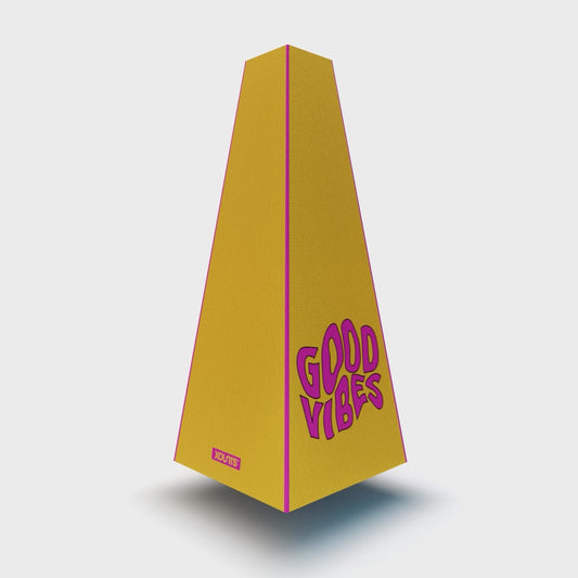 XOUNTS 360-Grad Stereo Soundsystem mit Style Cover Happy Sunset aus der Abstract Kollektion – sonniger Design Lautsprecher in Gelb mit pinkem „Good Vibes“-Schriftzug für ein fröhliches, positives Wohnambiente