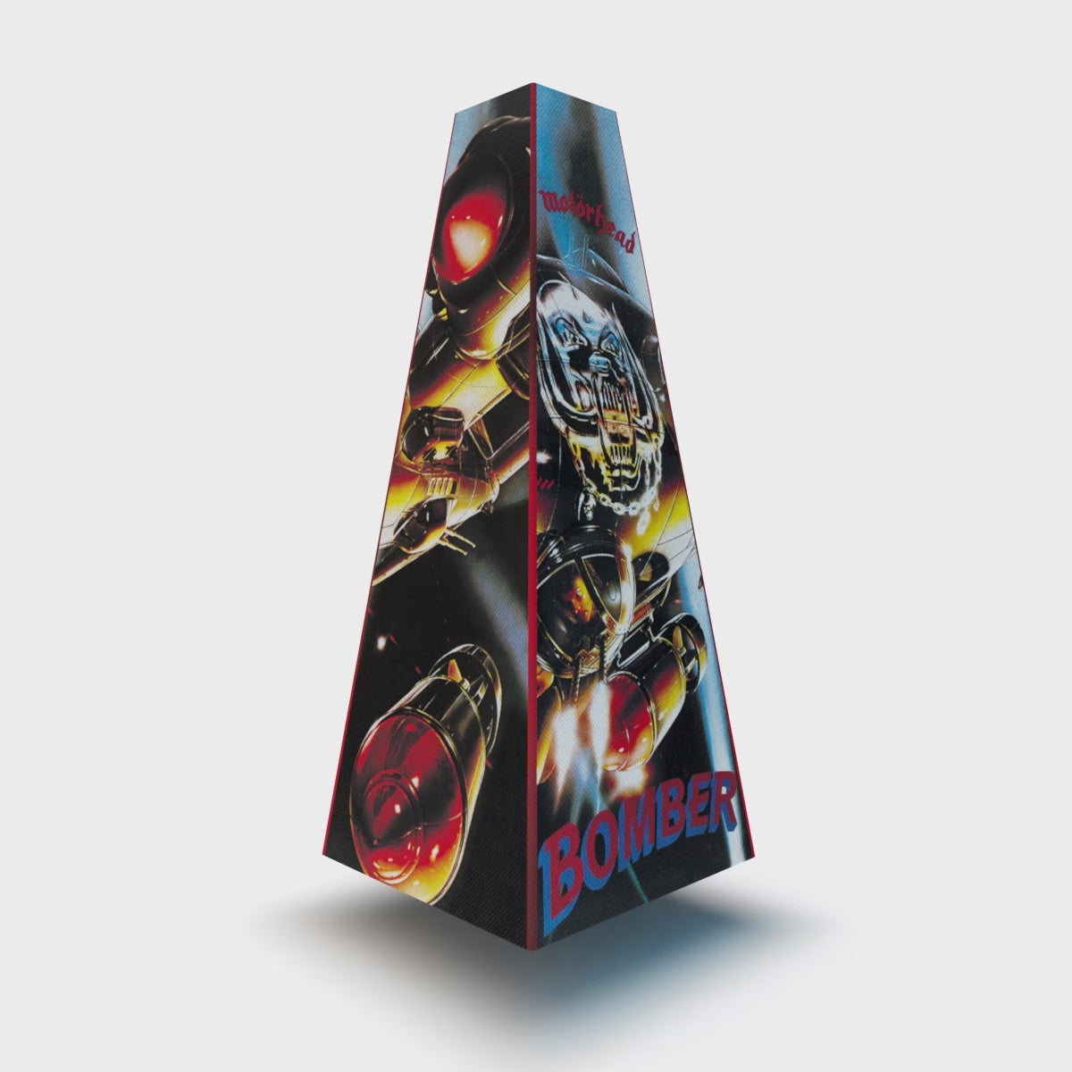 XOUNTS Soundsystem im Motörhead „Bomber“ Style Cover – ikonisches Artwork des gleichnamigen Albums, mit dem gefürchteten Bomber und dem legendären Warpig. Ein explosives Design für echte Rock-Ikonen.
