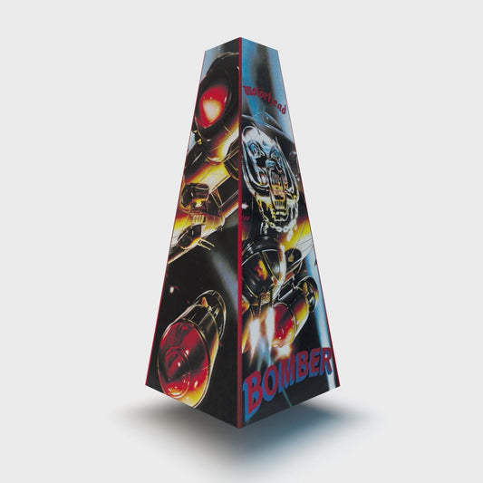 XOUNTS Soundsystem im Motörhead „Bomber“ Style Cover – ikonisches Artwork des gleichnamigen Albums, mit dem gefürchteten Bomber und dem legendären Warpig. Ein explosives Design für echte Rock-Ikonen.