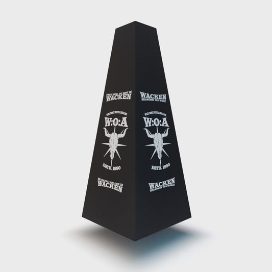 XOUNTS Soundsystem mit Wacken „Black Tower“ Style Cover – schwarzes Design mit weißem W:O:A Logo, Totenschädel-Grafik und kultigen Wacken-Slogans.