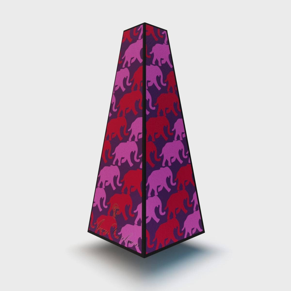 XOUNTS 360-Grad Stereo Soundsystem mit Style Cover Pink Elephant by Anni Carlsson – auffälliger Design Lautsprecher mit pink-rotem Elefantenmuster für ein verspieltes, kreatives Wohnambiente