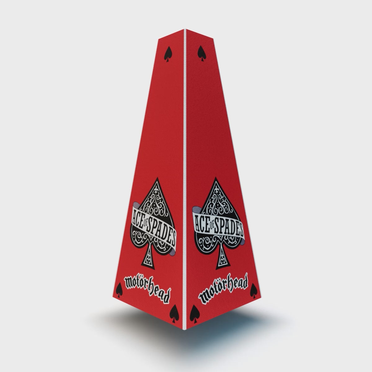 XOUNTS Soundsystem mit Motörhead „Ace of Spades“ Style Cover – ikonisches Design in Rot mit dem legendären Pik-Symbol und klassischem Motörhead-Schriftzug.