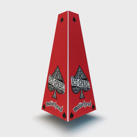 XOUNTS Soundsystem mit Motörhead „Ace of Spades“ Style Cover – ikonisches Design in Rot mit dem legendären Pik-Symbol und klassischem Motörhead-Schriftzug.