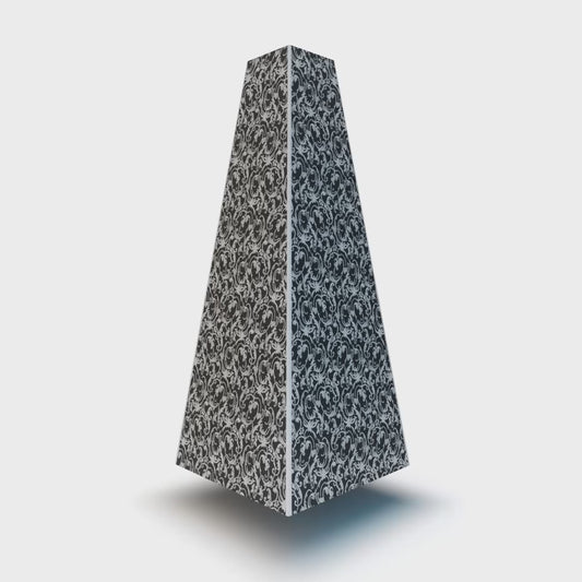 Das XOUNTS StyleCover Paisley aus der Classic Kollektion bringt elegante Ornamentik in dein Zuhause. Das verschnörkelte Muster in Schwarz-Weiß verleiht deinem XOUNTS Soundsystem einen stilvollen und gleichzeitig zeitlosen Look. Ideal für alle, die ihre Soundlösung als Designobjekt in Szene setzen wollen. Kombiniere hochwertigen Sound mit kunstvollem Design – für ein Zuhause mit Charakter.