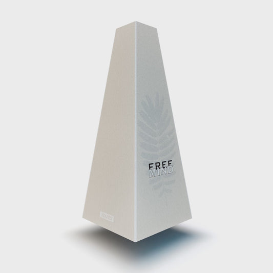 XOUNTS 360-Grad Stereo Soundsystem mit Style Cover Free Mind aus der Abstract Kollektion – dezenter Design Lautsprecher in Naturtönen mit Farnblatt-Print und typografischem Statement für ein entspanntes, modernes Wohnambiente