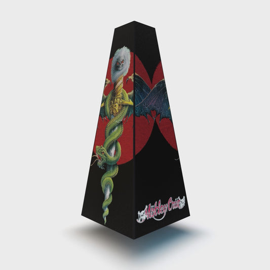 XOUNTS Soundsystem mit Mötley Crüe „Sinister“ Style Cover – düsteres Rock-Design mit Schlangen, Dämonenflügeln und kultigem Mötley-Crüe-Schriftzug.