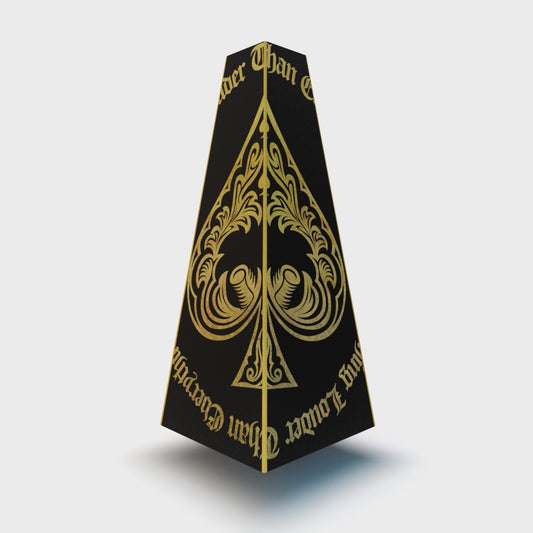 XOUNTS Soundsystem mit Motörhead „Royal“ Style Cover – edles Design mit goldenem Ace of Spades Ornament und dem Motto „Louder Than Everything Else“.