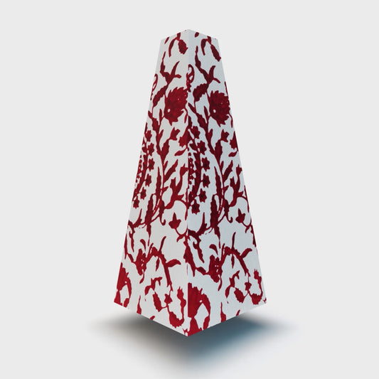 Das XOUNTS Style Cover „Tendrills“ aus der Classic Kollektion bringt florale Eleganz in ausdrucksstarkem Rot-Weiß in deinen Raum. Mit seinem ornamentalen Rankenmuster wirkt es wie ein modernes Kunstwerk – wild, verspielt und gleichzeitig stilvoll. Für alle, die ihr XOUNTS in Szene setzen möchten, ohne dabei auf klare Formensprache zu verzichten. Ein echter Eyecatcher mit künstlerischer Note.