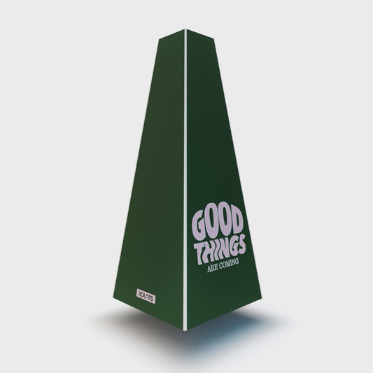XOUNTS 360-Grad Stereo Soundsystem mit Style Cover College Green – stylischer Design Lautsprecher in sattem Grün mit optimistischer Message „Good Things Are Coming“ für ein modernes und motivierendes Wohnambiente