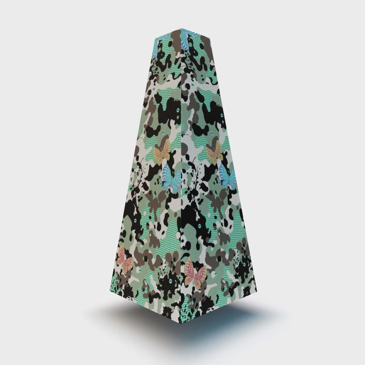 XOUNTS 360-Grad Stereo Soundsystem mit Style Cover Camo Butter by Anni Carlsson – kreativer Design Lautsprecher mit Camouflage-Muster und bunten Schmetterlingen für ein modernes, verspieltes Wohnambiente