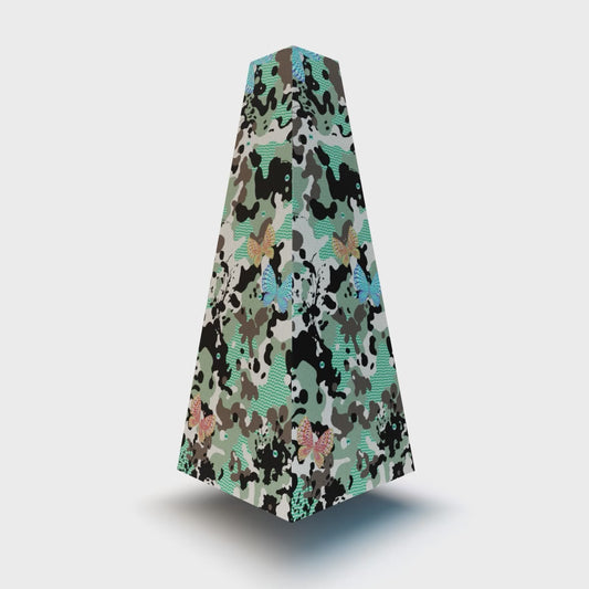 XOUNTS 360-Grad Stereo Soundsystem mit Style Cover Camo Butter by Anni Carlsson – kreativer Design Lautsprecher mit Camouflage-Muster und bunten Schmetterlingen für ein modernes, verspieltes Wohnambiente