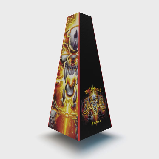 XOUNTS Soundsystem mit dem Motörhead „Inferno“ Style Cover – legendäres Warpig-Motiv in flammender Höllenoptik, inspiriert vom gleichnamigen Album. Ein Must-Have für echte Rock- und Metal-Fans.