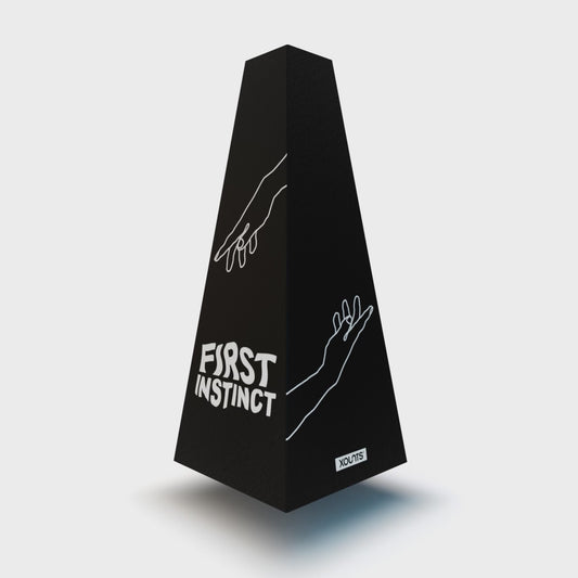XOUNTS 360-Grad Stereo Soundsystem mit Style Cover First Instinct aus der Abstract Kollektion – minimalistischer Design Lautsprecher mit line-art Handgrafik und typografischem Statement für ein modernes, künstlerisches Wohnambiente