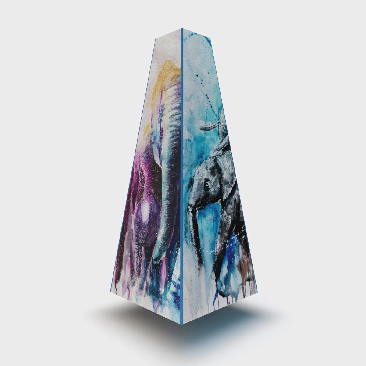 XOUNTS Soundsystem mit Rob Prior „Savannah Guardians“ Style Cover – beeindruckendes Kunstwerk mit Elefantenfamilie in lebendigen Aquarellfarben, inspiriert von Afrikas Wildnis.