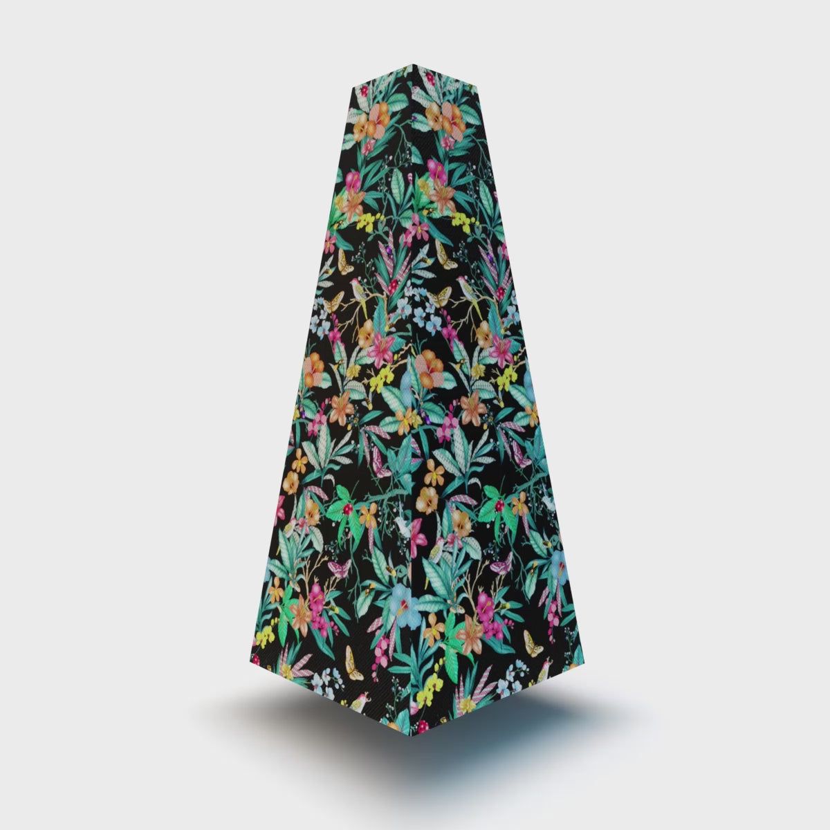 XOUNTS 360-Grad Stereo Soundsystem mit Style Cover Black Garden by Anni Carlsson – eleganter Design Lautsprecher mit floraler Musterung auf schwarzem Hintergrund für ein stilvolles, lebendiges Wohnambiente