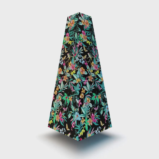 XOUNTS 360-Grad Stereo Soundsystem mit Style Cover Black Garden by Anni Carlsson – eleganter Design Lautsprecher mit floraler Musterung auf schwarzem Hintergrund für ein stilvolles, lebendiges Wohnambiente