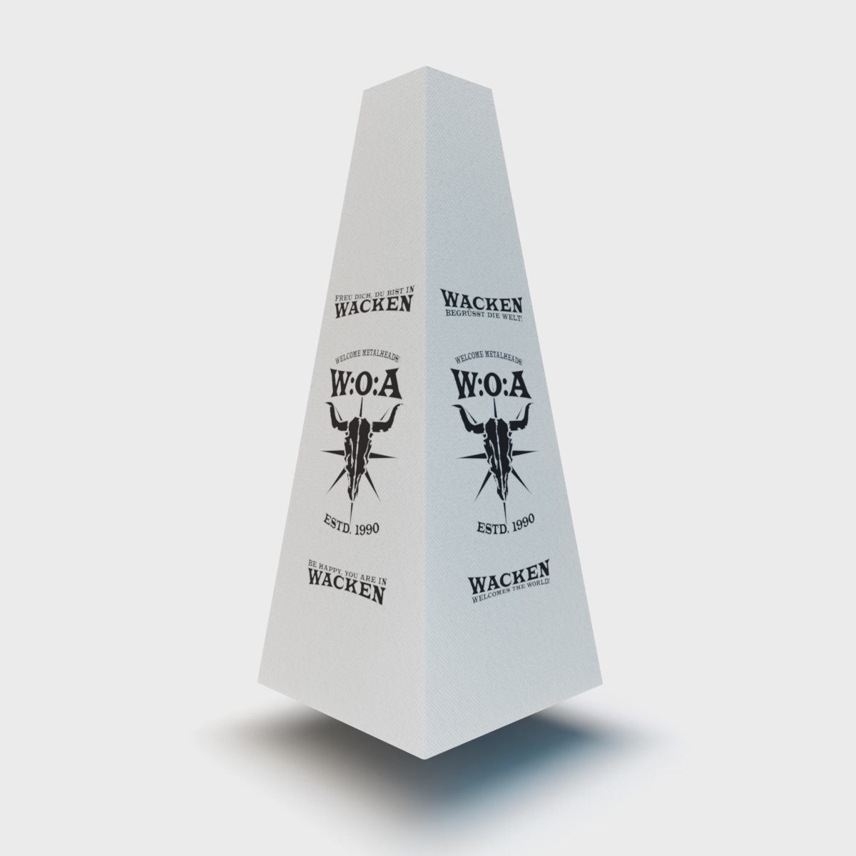 XOUNTS Soundsystem mit Wacken „White Tower“ Style Cover – offizielles W:O:A Design in Weiß mit ikonischem Bullenschädel-Logo und klassischen Festival-Slogans.
