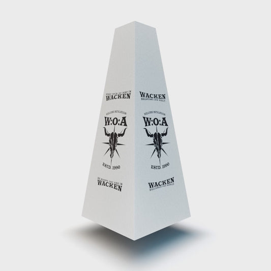 XOUNTS Soundsystem mit Wacken „White Tower“ Style Cover – offizielles W:O:A Design in Weiß mit ikonischem Bullenschädel-Logo und klassischen Festival-Slogans.