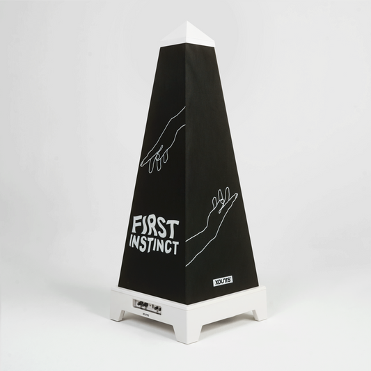 XOUNTS Soundsystem mit First Instinct Style Cover auf weißer Base