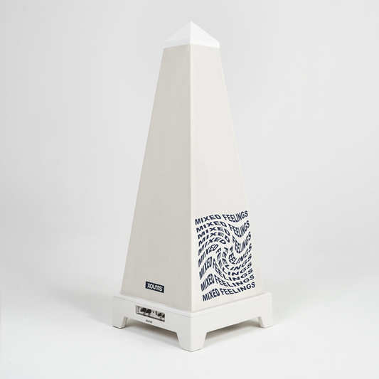 XOUNTS Soundsystem mit Mixed Feelings Style Cover in Weiß – Abstract Typografie Design