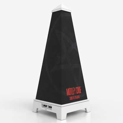 XOUNTS Soundsystem weiß mit Mötley Crüe Devil Style Cover – minimalistisches schwarzes Artwork mit Pentagramm und rotem Bandlogo.