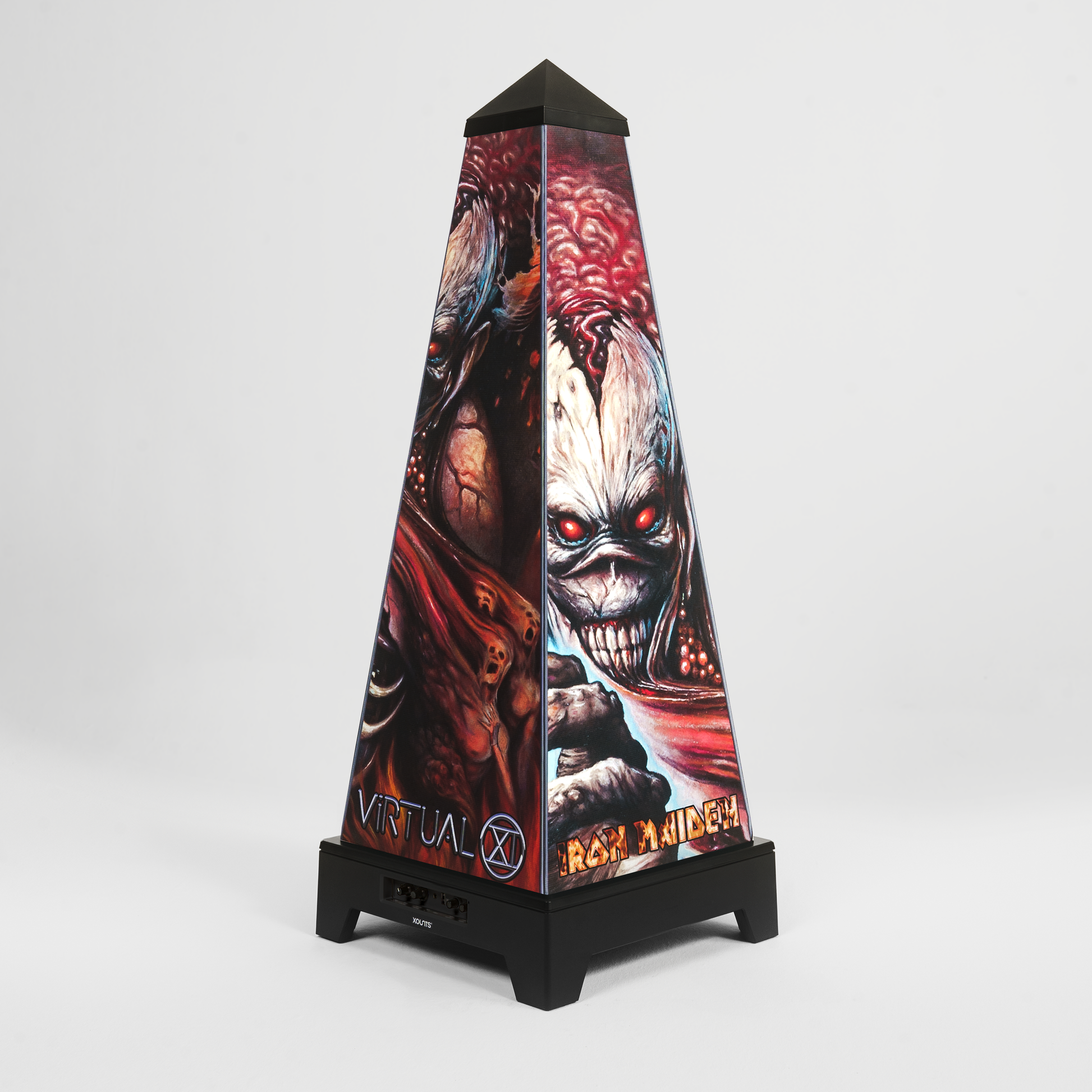 XOUNTS Soundsystem in Schwarz mit Iron Maiden Virtual XI Style Cover – Artwork mit Eddie und düster-roten Fantasy-Elementen
