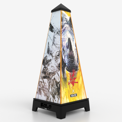 XOUNTS Soundsystem in Schwarz mit dem Rob Prior „Nature’s Titan“ Style Cover, das ein dynamisches, kunstvoll illustriertes Rhinozeros-Motiv zeigt