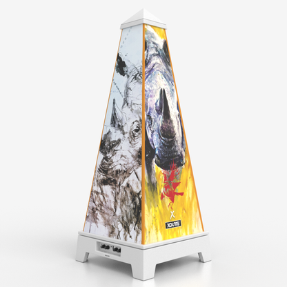 XOUNTS Soundsystem in Weiß mit dem Rob Prior „Nature’s Titan“ Style Cover, gestaltet mit einem farbintensiven Rhinozeros-Kunstwerk.