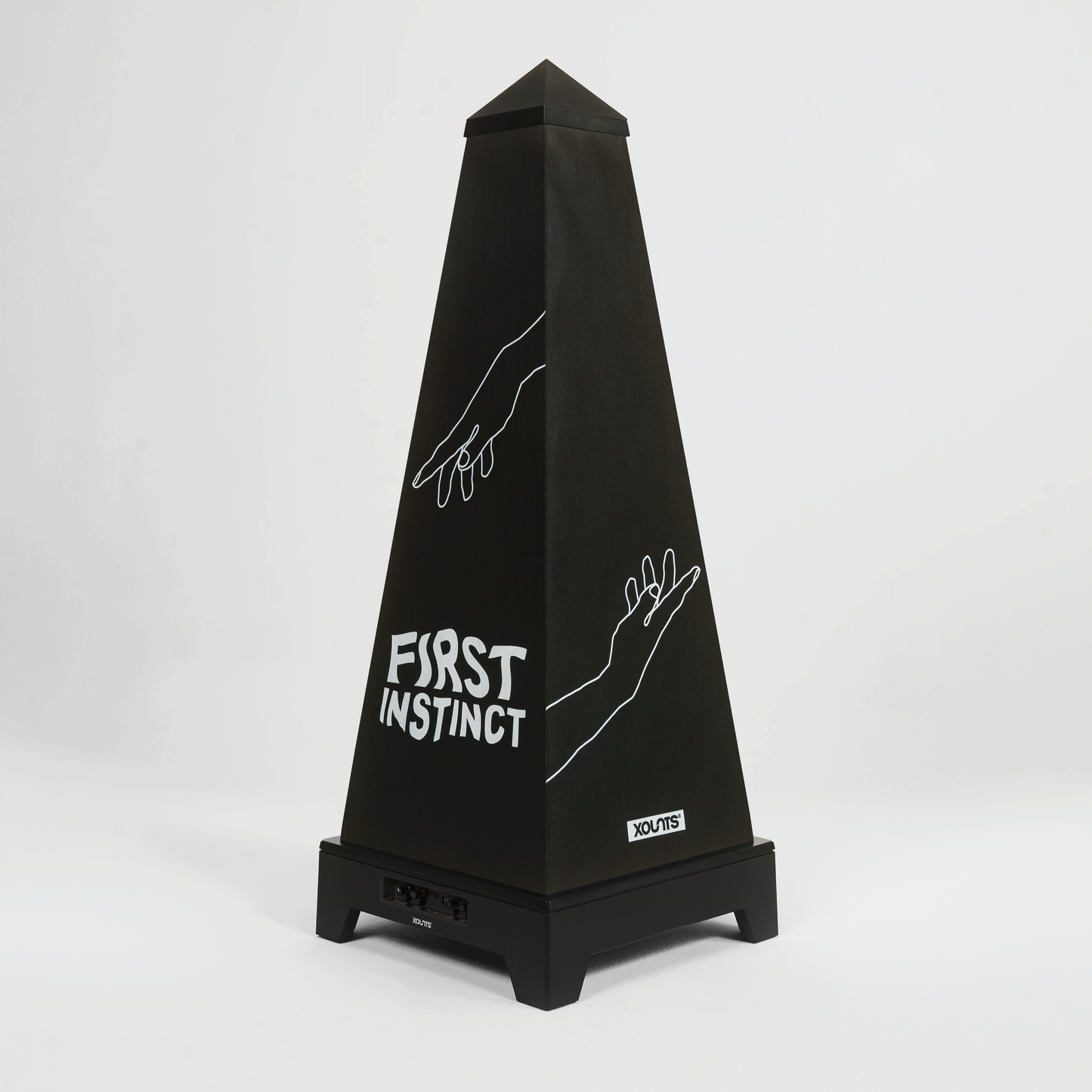 XOUNTS Soundsystem mit First Instinct Style Cover auf schwarzer Base