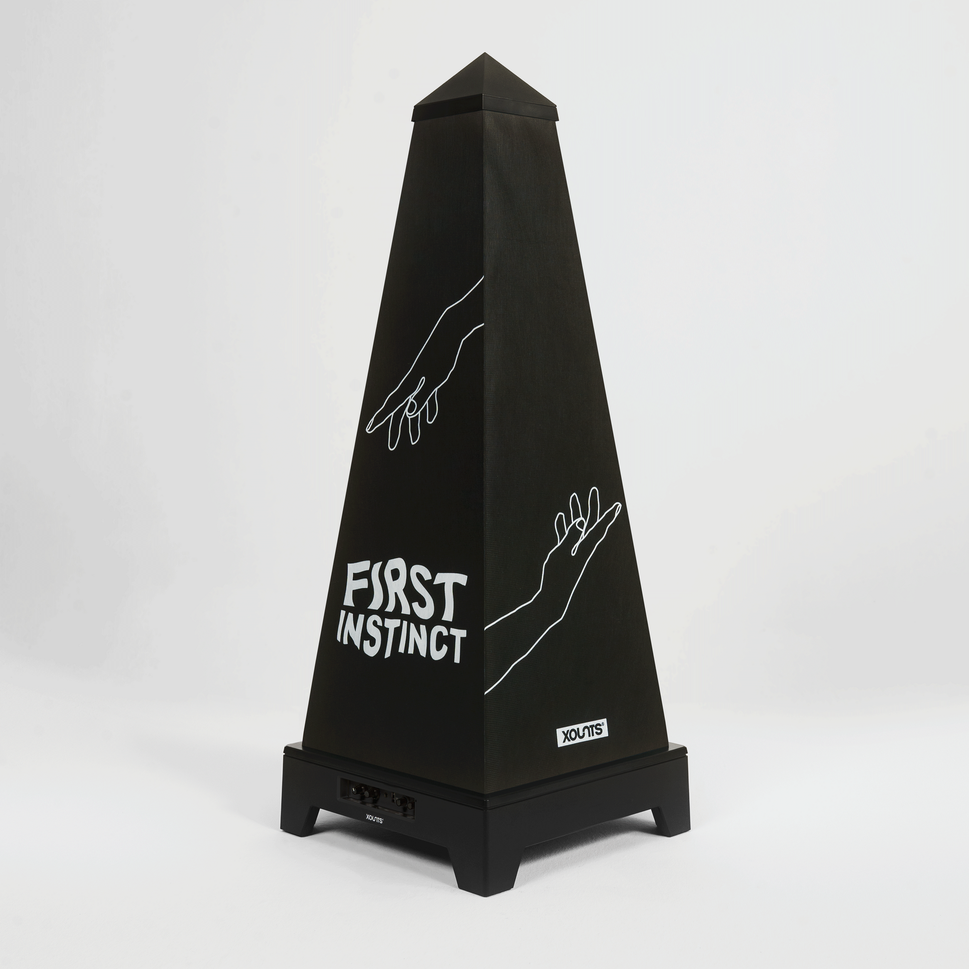 XOUNTS Soundsystem mit First Instinct Style Cover auf schwarzer Base