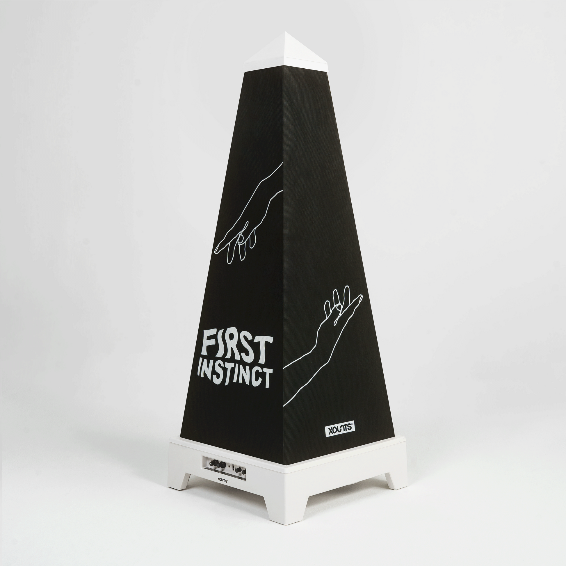 XOUNTS Soundsystem mit First Instinct Style Cover auf weißer Base