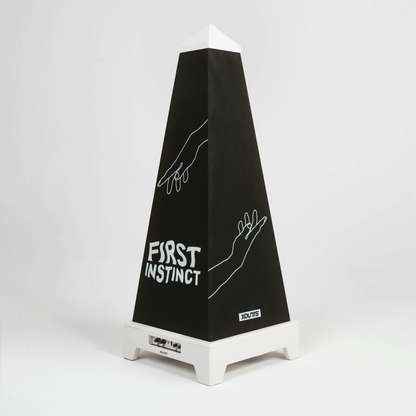 XOUNTS Soundsystem mit First Instinct Style Cover auf weißer Base