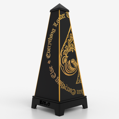 XOUNTS Soundsystem mit Motörhead Royal Style Cover in Schwarz, verziert mit goldenen Ornamenten und typischer Motörhead-Schrift. Inspiriert vom Motörhead Album Ace of Spades