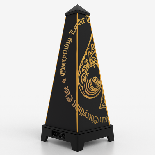 XOUNTS Soundsystem mit Motörhead Royal Style Cover in Schwarz, verziert mit goldenen Ornamenten und typischer Motörhead-Schrift. Inspiriert vom Motörhead Album Ace of Spades