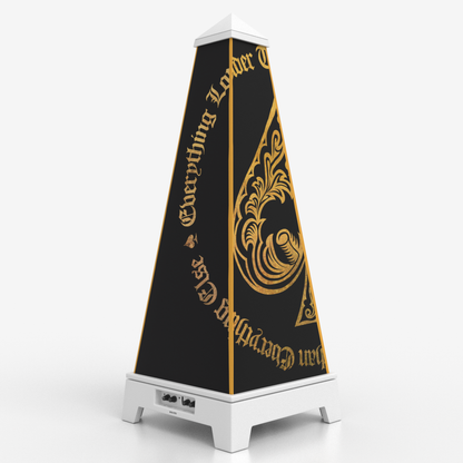 XOUNTS Soundsystem mit Motörhead Royal Style Cover in Weiß, goldene Ornamente im klassischen Royal-Motörhead-Design.Inspiriert vom Motörhead Album Ace of Spades