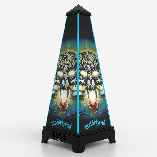 Darstellung des XOUNTS Soundsystems mit Motörhead Overkill Style Cover auf schwarzer Base. Das Design zeigt das ikonische Overkill Artwork in kraftvollen Farben, kombiniert mit 360° Sound & Licht.