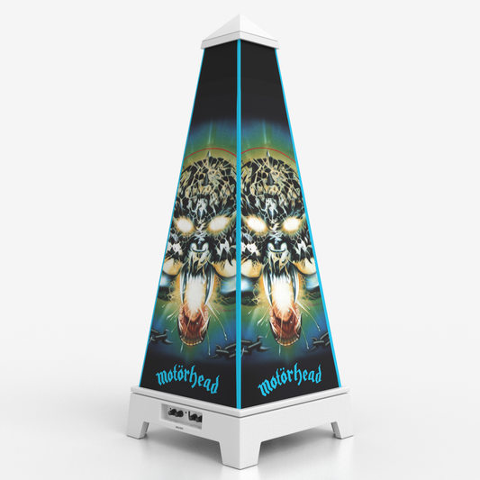 XOUNTS Soundsystem mit Motörhead Overkill Style Cover auf weißer Base. Zeigt das markante Overkill Artwork, das das System zu einem Sammlerstück für Metal-Fans macht.