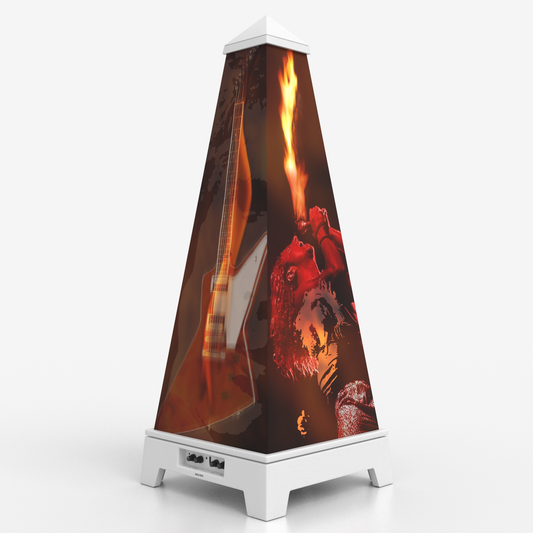 XOUNTS Soundsystem Sammy Hagar Edition im Flame Style Cover auf weißer Base – feuriges Bühnen-Artwork mit Gitarre und Feuer-Performance