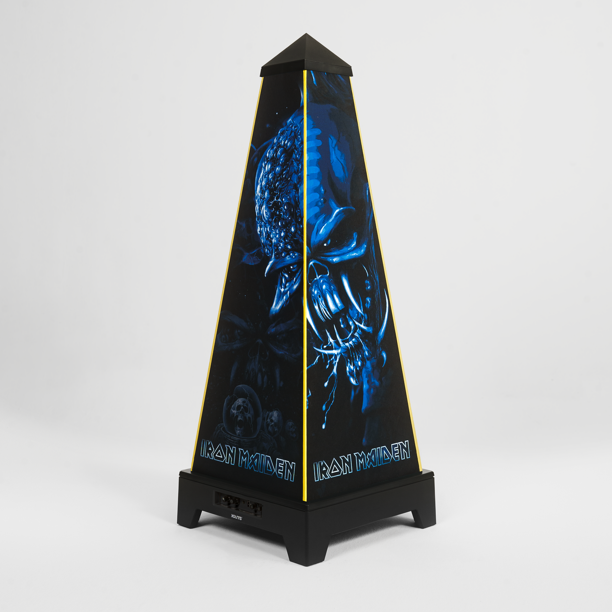 XOUNTS Soundsystem Iron Maiden Edition – Starblind Style Cover auf weißem Fuß mit kosmischem Eddie-Artwork in Blau