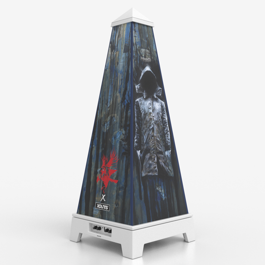 XOUNTS Style Cover „Silent Watcher“ – Rob Prior Edition auf weißer Basis, düsteres Kunstmotiv mit geheimnisvollem Wächter